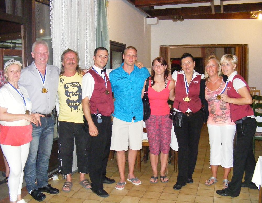 Chef, Kellnerteam und Stammg&auml;ste (seit 10 Jahren)