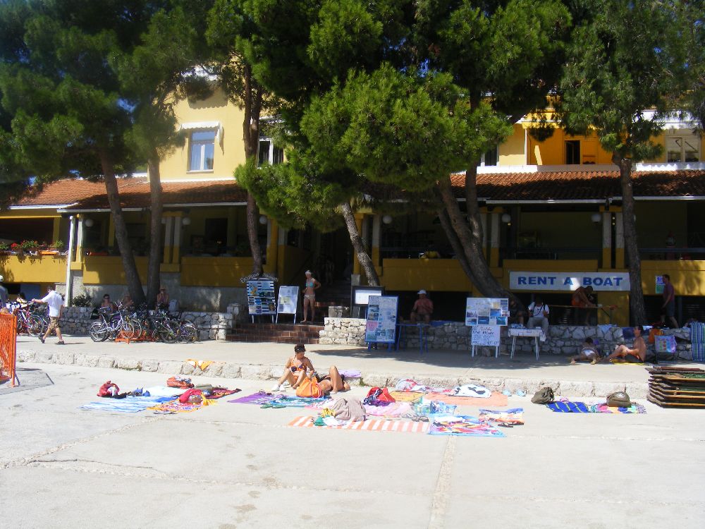 Pensionszimmer, Lebensmittelgesch&auml;ft und Restaurant