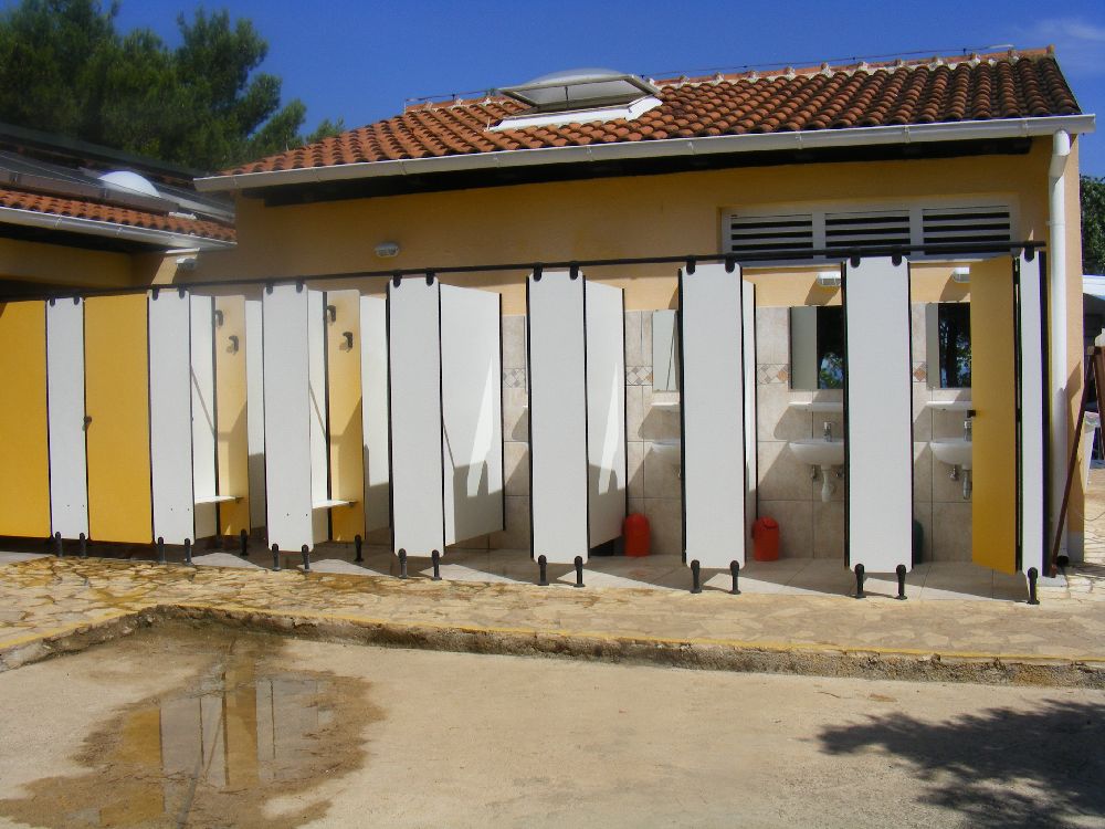 sanit&auml;re Anlage von au&szlig;en - Wasch- und Duschbereich